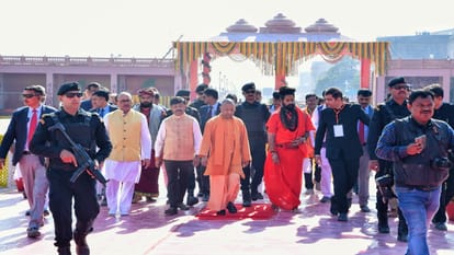 CM Yogi reached Prayagraj, praised the country's first AI based ICU, Akshayvat also reached