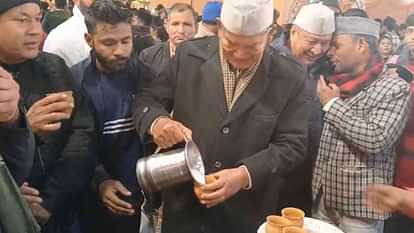Former CM Harish Rawat distributed tea to the baraatis at a wedding ceremony in Karnaprayag Chamoli News