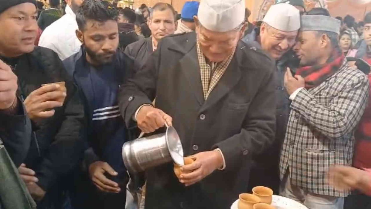 Former CM Harish Rawat distributed tea to the baraatis at a wedding ceremony in Karnaprayag Chamoli News