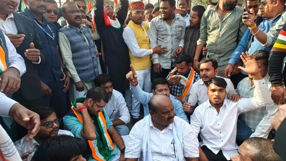 Youth Congress surrounded Collectorate office in Janjgir Champa