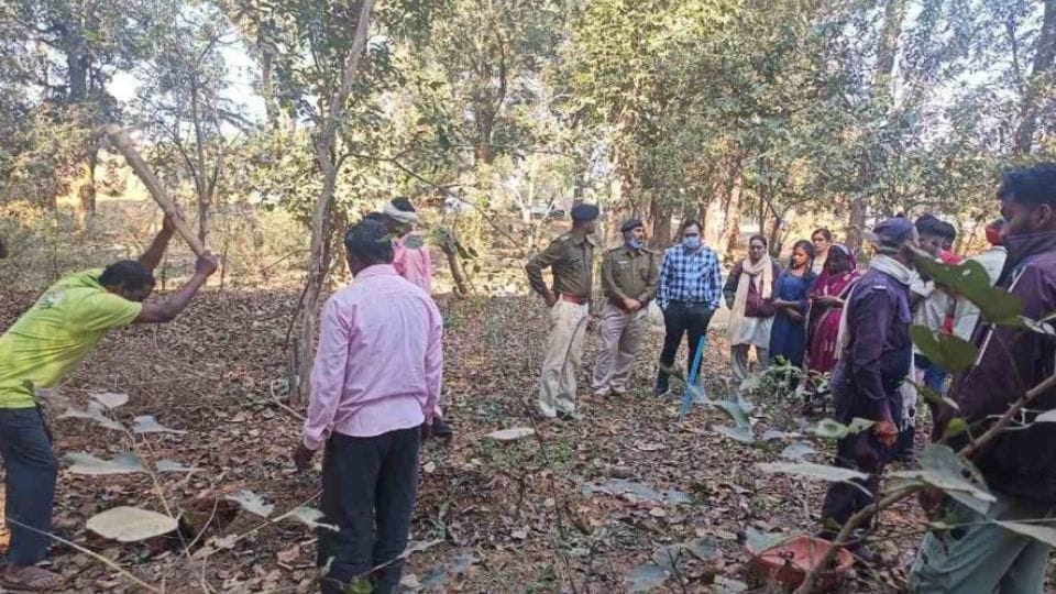 कब्र से निकाली गई लाश