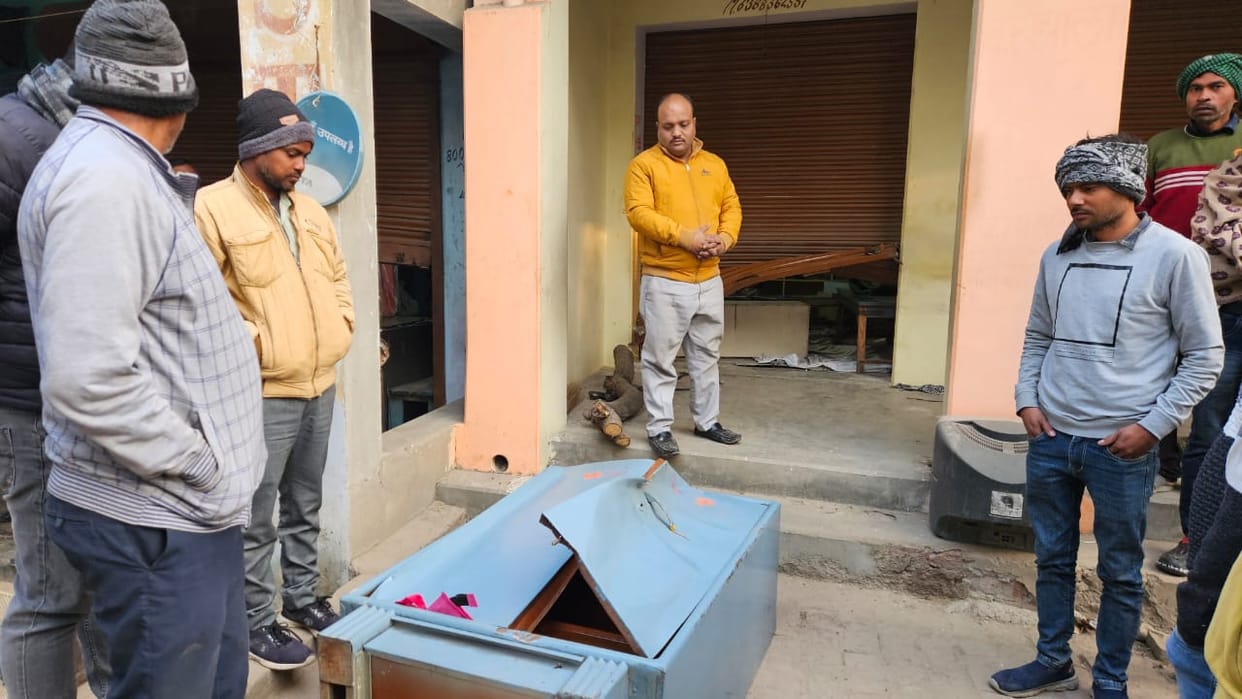 Theft worth lakhs in three shops including a jewelers shop thieves entered by lifting shutter drank alcohol