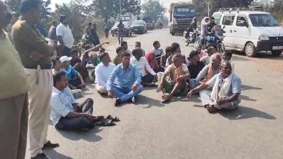 Farmers angry over paddy purchase blocked roads in Raigarh