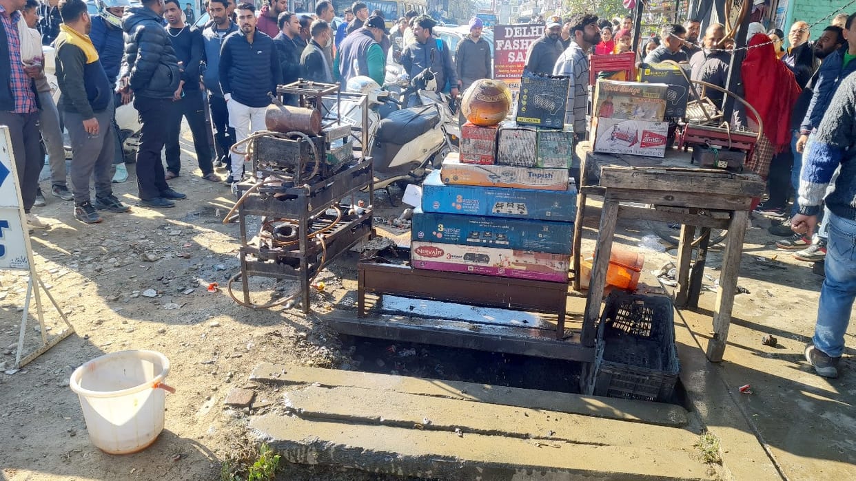 LPG cylinder exploded with a bang in the Dhaba, six people got burnt in the fire