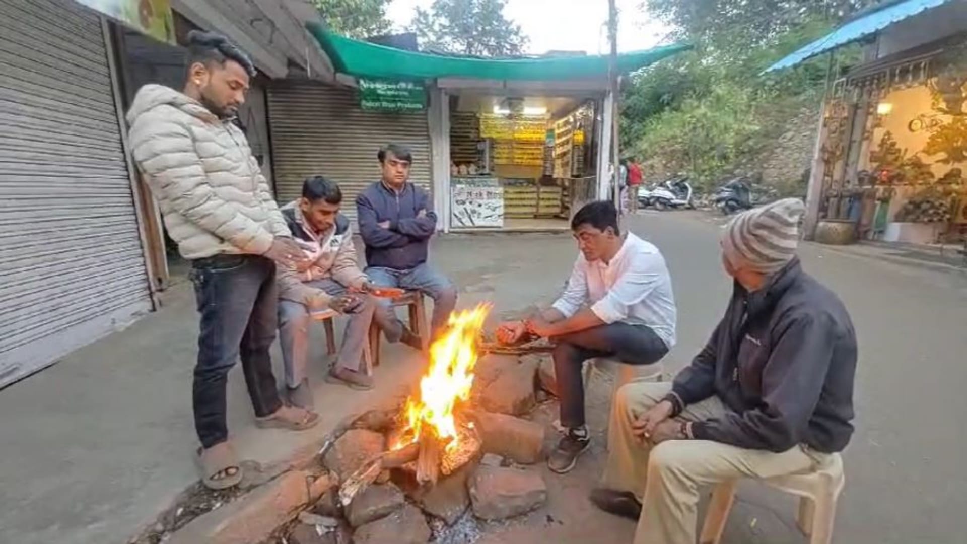 माउंट आबू में ठंड से बचाव के लिए आग तापते पर्यटक