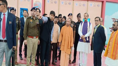 CM Yogi reached Prayagraj, praised the country's first AI based ICU, Akshayvat also reached