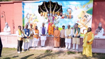 CM Yogi reached Prayagraj, praised the country's first AI based ICU, Akshayvat also reached