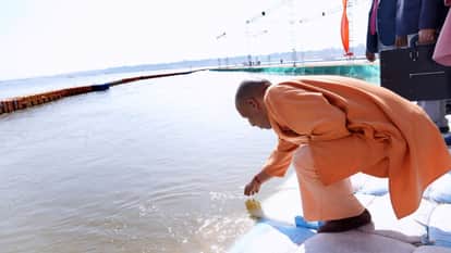 प्रयागराज संगम पर निरीक्षण के लिए पहुंचे मुख्यमंत्री योगी आदित्यनाथ।