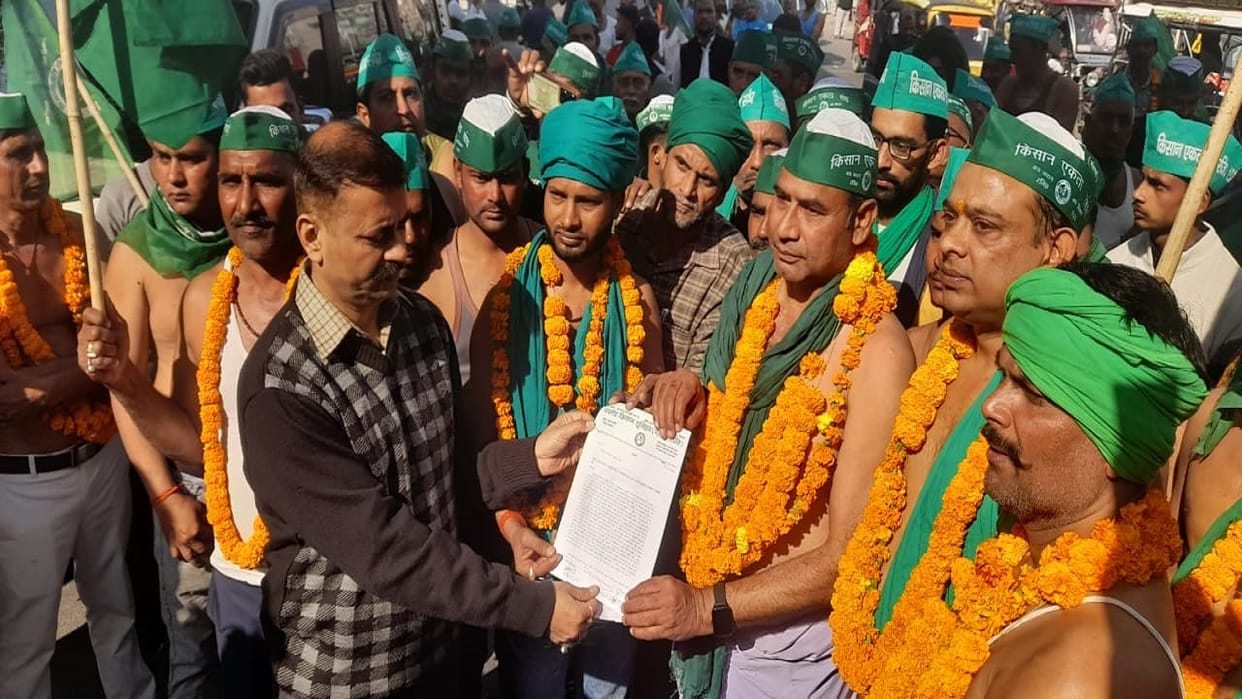 Farmers protest in Bareilly by being half naked