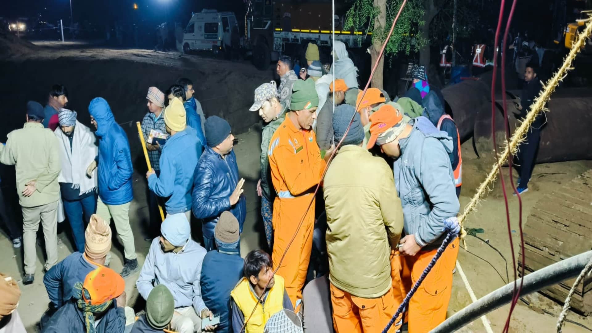 मौके पर मौजूद रेस्क्यू टीम