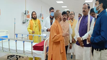 CM Yogi reached Prayagraj, praised the country's first AI based ICU, Akshayvat also reached
