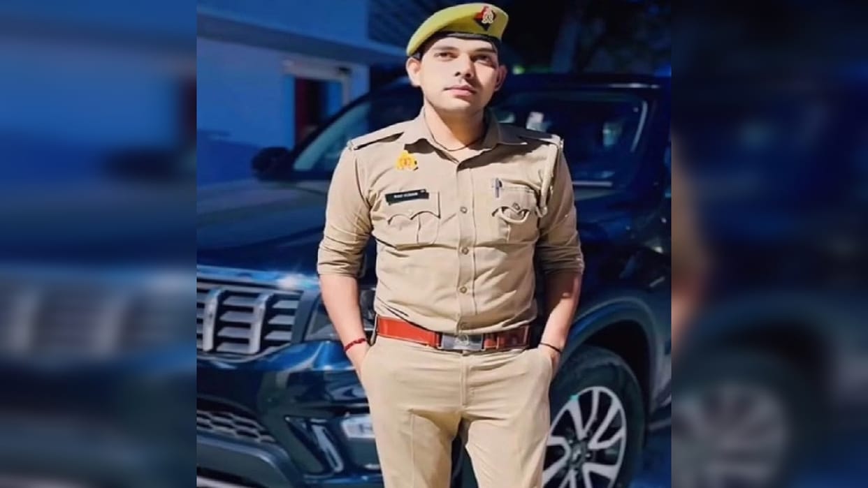 Dead body of a constable who had come on leave to see girl was found hanging