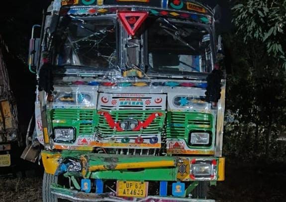 पुलिस ने जब्त किया ट्रक।