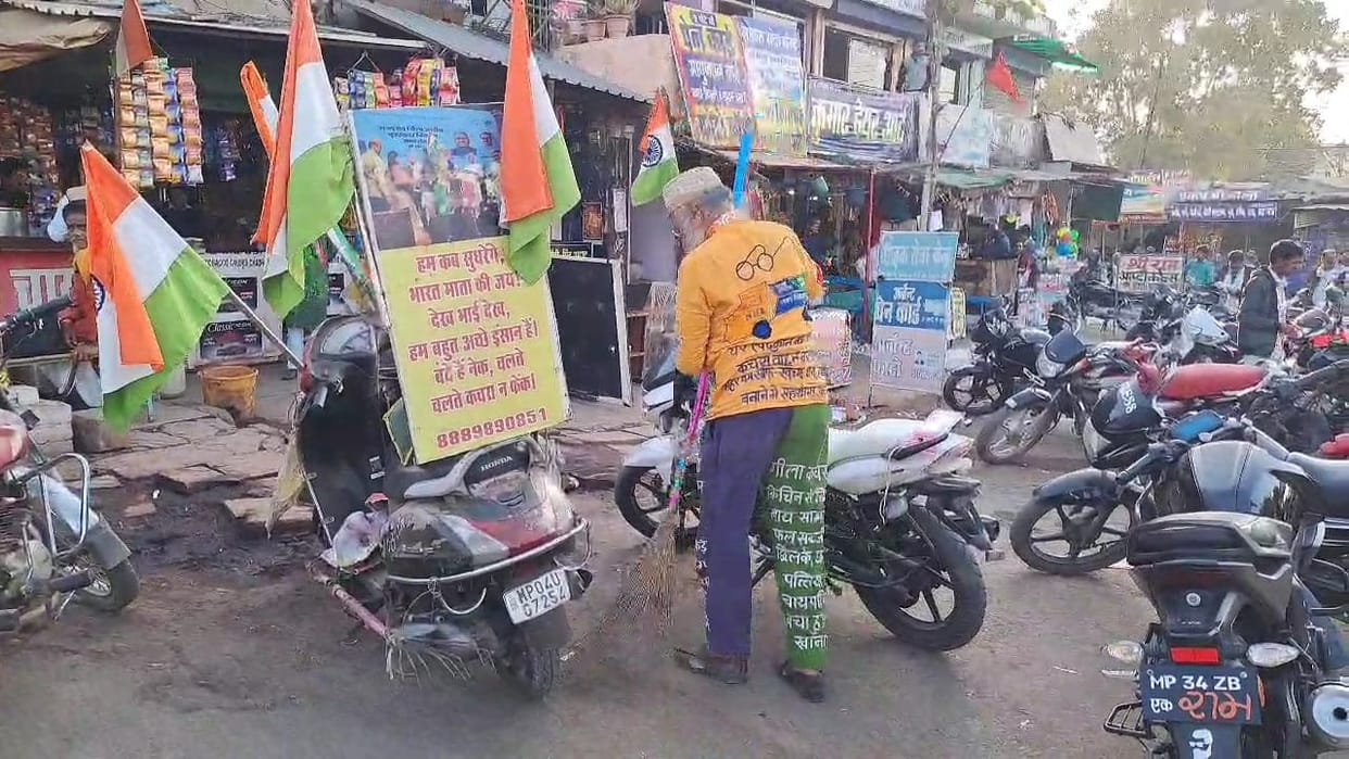 Saifuddin of Shajapur set out on a tour of India with the resolve to make India clean