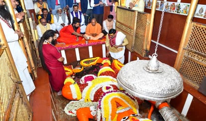 CM Yogi reached Prayagraj, praised the country's first AI based ICU, Akshayvat also reached
