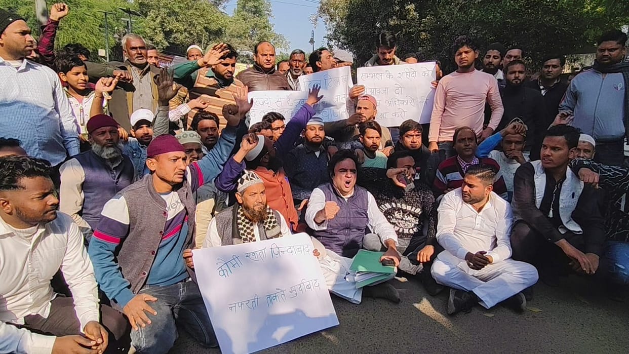 samajwadi party protest demanding action against those who disturb religious harmony in bareilly
