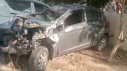 हिसार में तेज रफ्तार का कहर: जिंदल ओवरब्रिज से नीचे गिरी कार, बिजली के खंभों से टकराई; दो युवक घायल High speed havoc in Hisar, Car fell down from Jindal Overbridge, hit electric poles