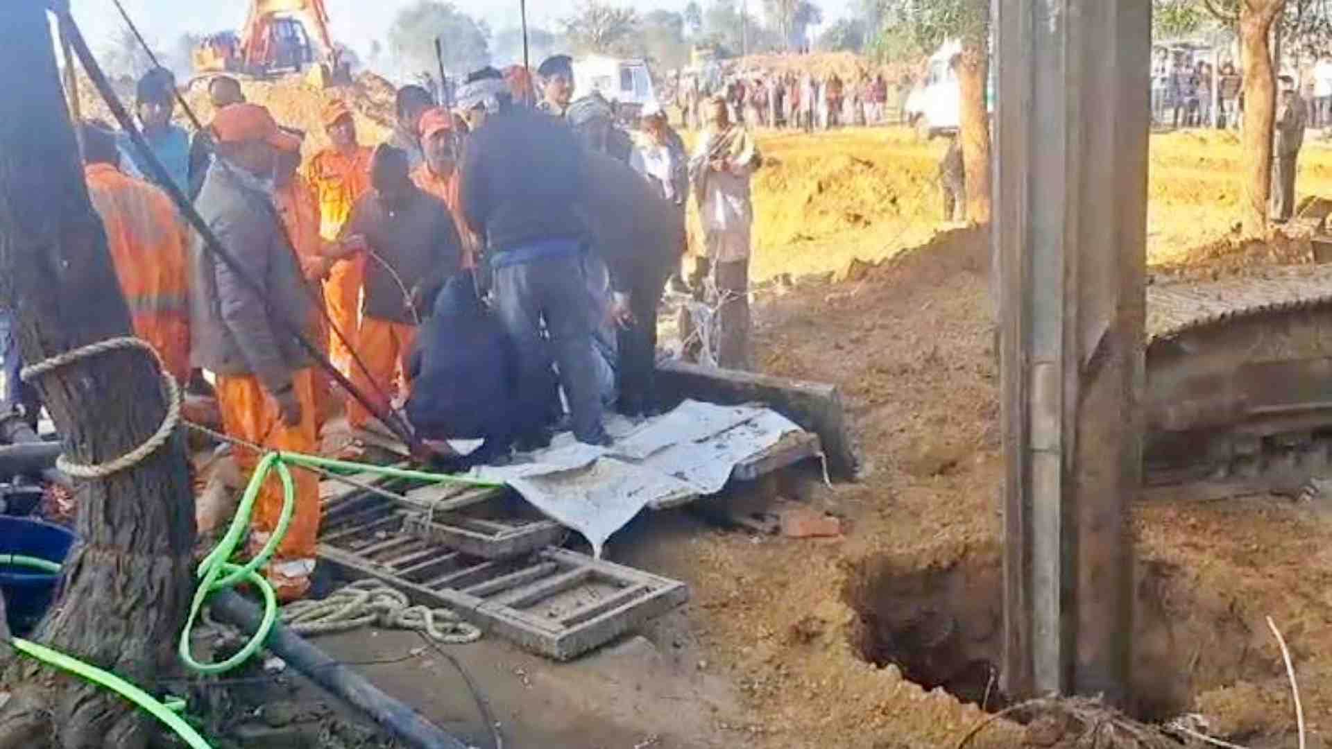 दौसा में बोरवेल से निकाल गया आर्यन का शव।