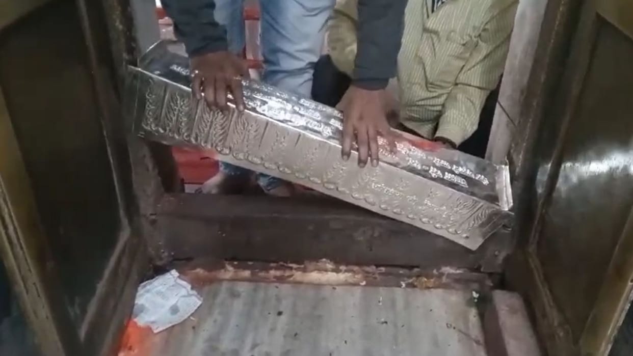 wo doors of Vindhyavasini temple sanctum sanctorum adorned with silver: Aurangabad trader donated 76 kg silver