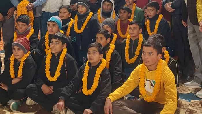 Unique wedding poor children became baraatis warm clothes were given as gifts Karanprayag Chamoli Uttarakhand