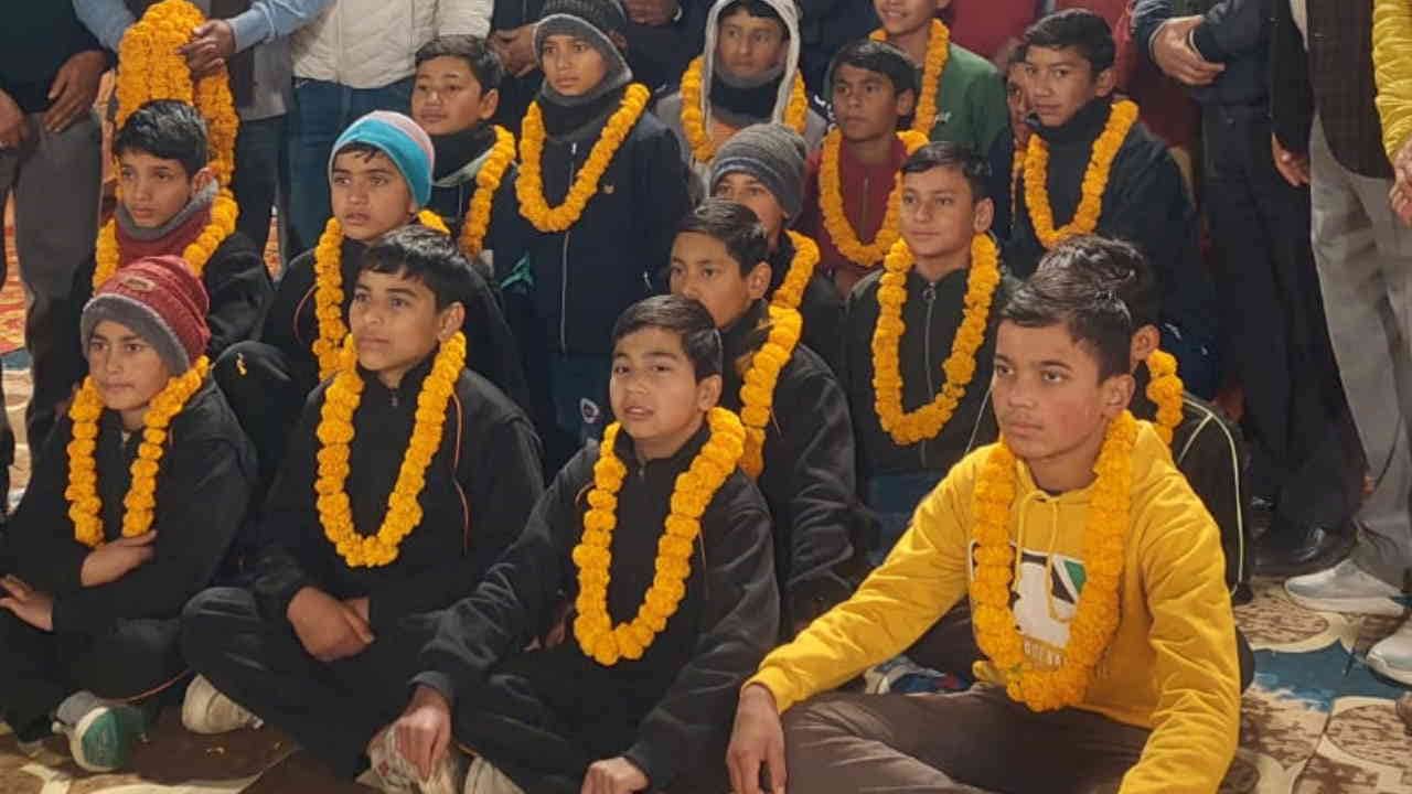 Unique wedding poor children became baraatis warm clothes were given as gifts Karanprayag Chamoli Uttarakhand
