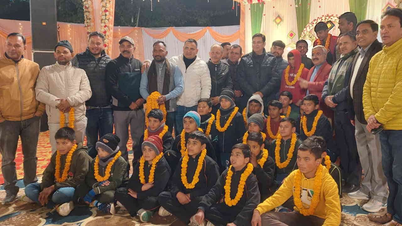 Unique wedding poor children became baraatis warm clothes were given as gifts Karanprayag Chamoli Uttarakhand
