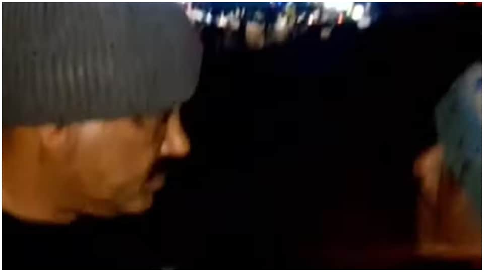 वन अधिकारियों के साथ झड़प करते आरोपी