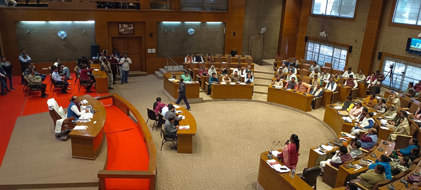 भोपाल नगर निगम की बैठक में हंगामा: प्रतिनियुक्ति समाप्त करने की मांग पर भाजपा-कांग्रेस एकजुट, जल आपूर्ति परियोजना पर भी टकराव