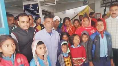 Bihar News: मिड-डे-मील खाने से 18 स्कूली बच्चों की तबीयत बिगड़ी, अस्पताल में कराए गए भर्ती Bihar News: 18 school children fell ill after eating mid-day meal in Rohtas, admitted to hospital