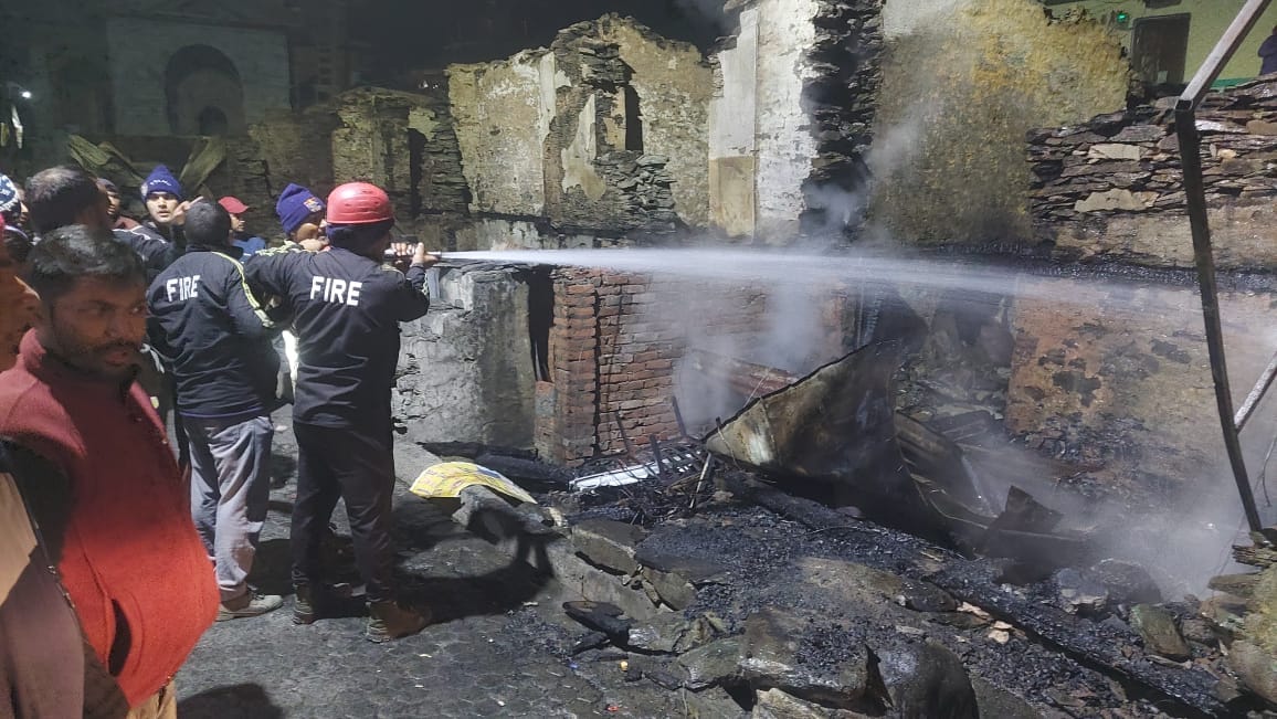 Uttarkashi News Fire broke out again near Laxminarayan temple last night also five shops seven houses burnt
