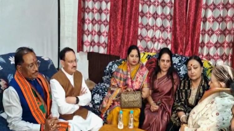 JP Nadda CG Visit: जेपी नड्डा ने पूर्व राज्यसभा सदस्य दिवंगत गोपाल व्यास के परिजनों से की मुलाकात