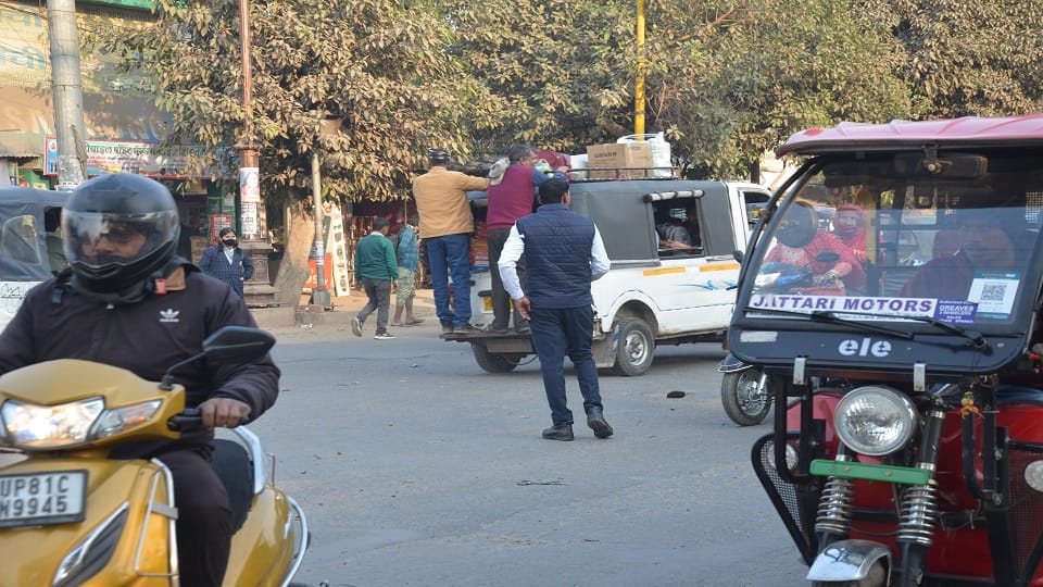 Traffic rules being violated in front of police stations in Aligarh