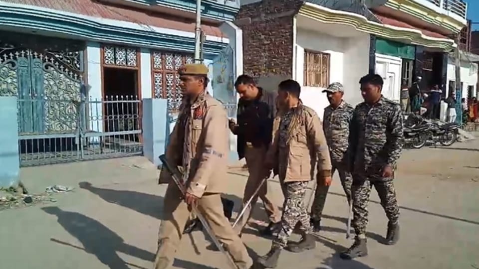 Meerut: Group attacked a young man who came to buy goods from a shop, shot him when the shopkeeper objected