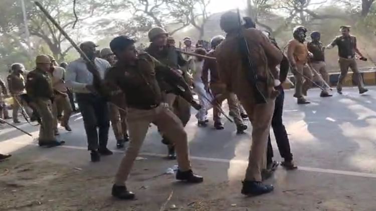 मथुरा में मिले गायों के कंकाल: अवशेष देख भड़के गौ भक्त, मथुरा-वृंदावन मार्ग जाम; पुलिस ने लाठीचार्ज कर खदेड़ा