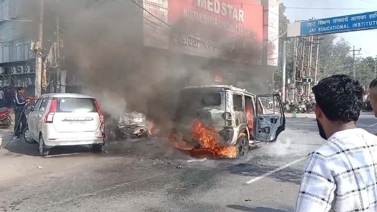 Three vehicles caught fire at Power House Chowk in Rohtak, five students going to MDU narrowly escaped