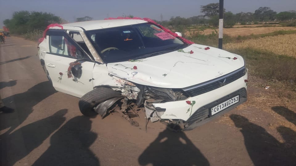 High speed car and bike collide fiercely one youth dies another seriously injured in Janjgir Champa