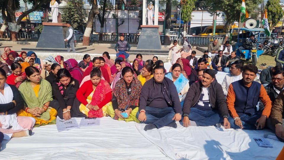 Congress staged a protest in Gandhi Park in rudrapur