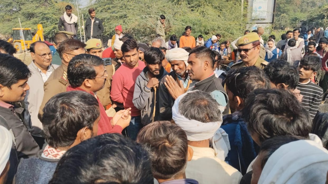 Elderly man injured in an accident dies relatives block the road by placing body police pacified the situation