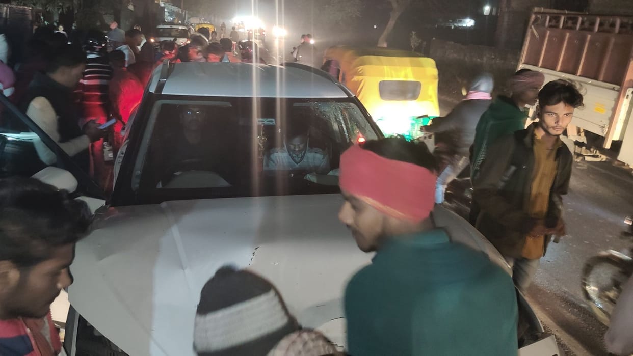 Bhadohi News DIOS car auto lot of screaming three people injured referred to Varanasi