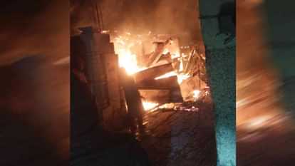 Uttarkashi: बडकोट के पास देर रात लगी भीषण आग, सात मकान सहित पांच दुकानें जलकर राख, लोगों ने भागकर बचाई जान Massive fire Five shops and seven residential houses were burnt in a massive fire in Uttarkashi Badkot