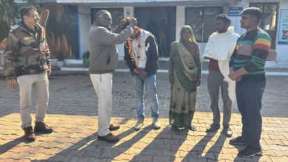 Tikamgarh News boy missing for seven years was found in Punjab police handed him over to his family