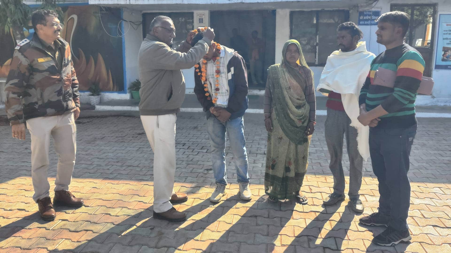 पुलिस और लापता बालक के परिजन