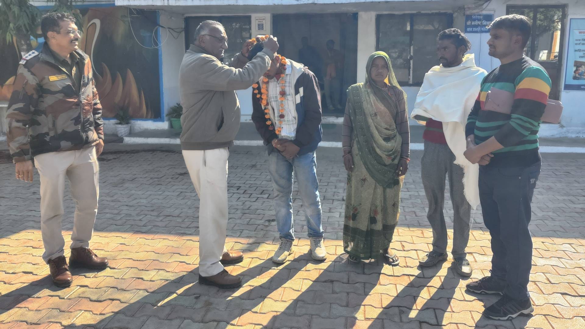 पुलिस और लापता बालक के परिजन