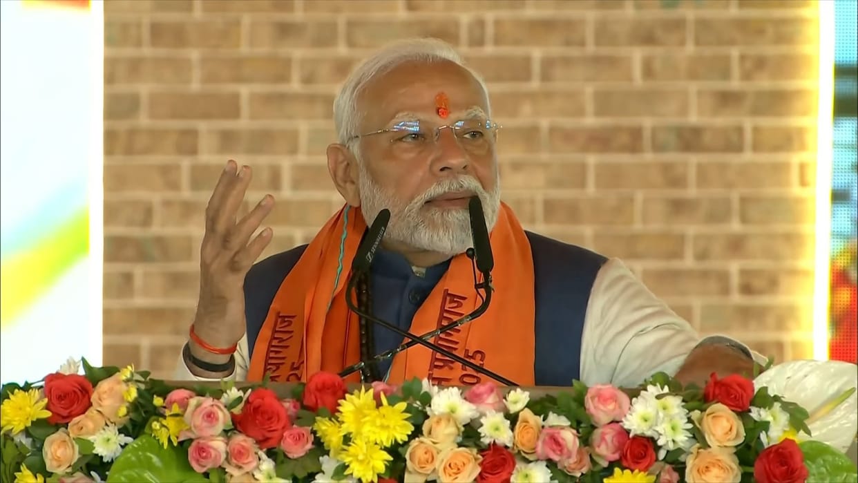 PM Narendra Modi Prayagraj Visit today live Update launch development project Mahakumbh 2025 Hanuman Gadi UP