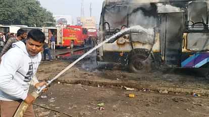 Purnea: A bus parked at bus stand caught fire, another bus parked nearby also caught fire; a youth was caught