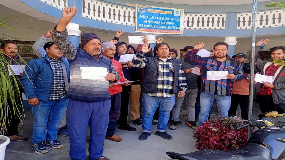 traders demonstrated due to increase in drinking water bills of restaurant and hotel operators in bageshwar