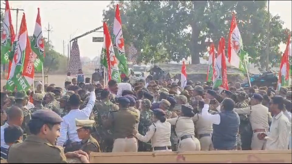 यूथ कांग्रेस ने कलेक्ट्रेट का किया घेराव