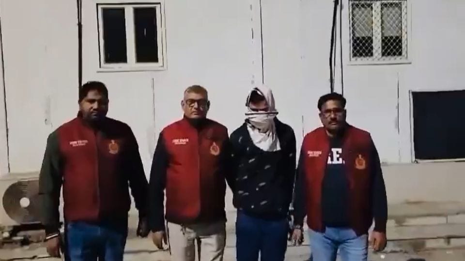 Delhi Crime Branch team arrested notorious robber Anuj from Gujarat