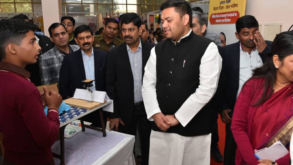 Minister Sandeep Singh honored teachers, students and officers who did good work In Lucknow