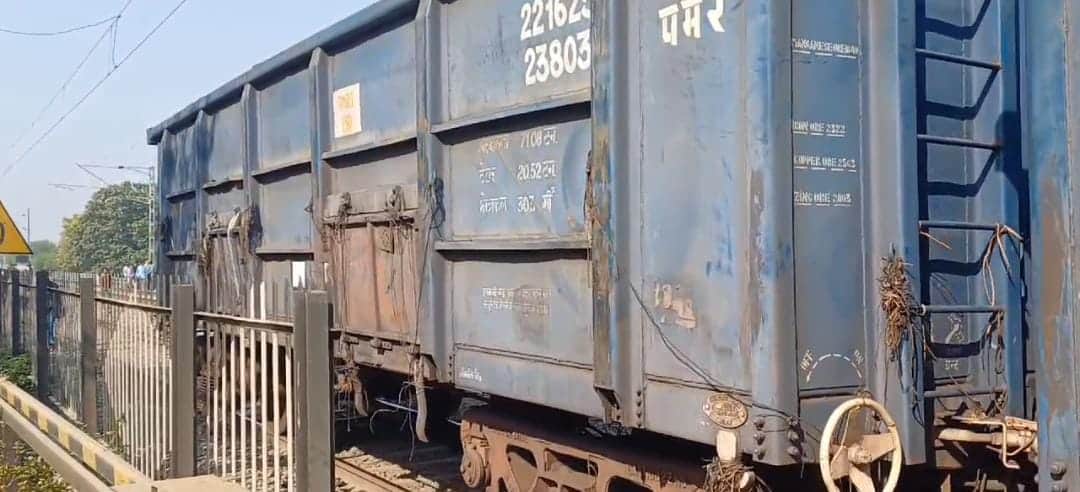 Bihar News: Coal loaded train divided into two parts in Munger; Compiling broken; train accident